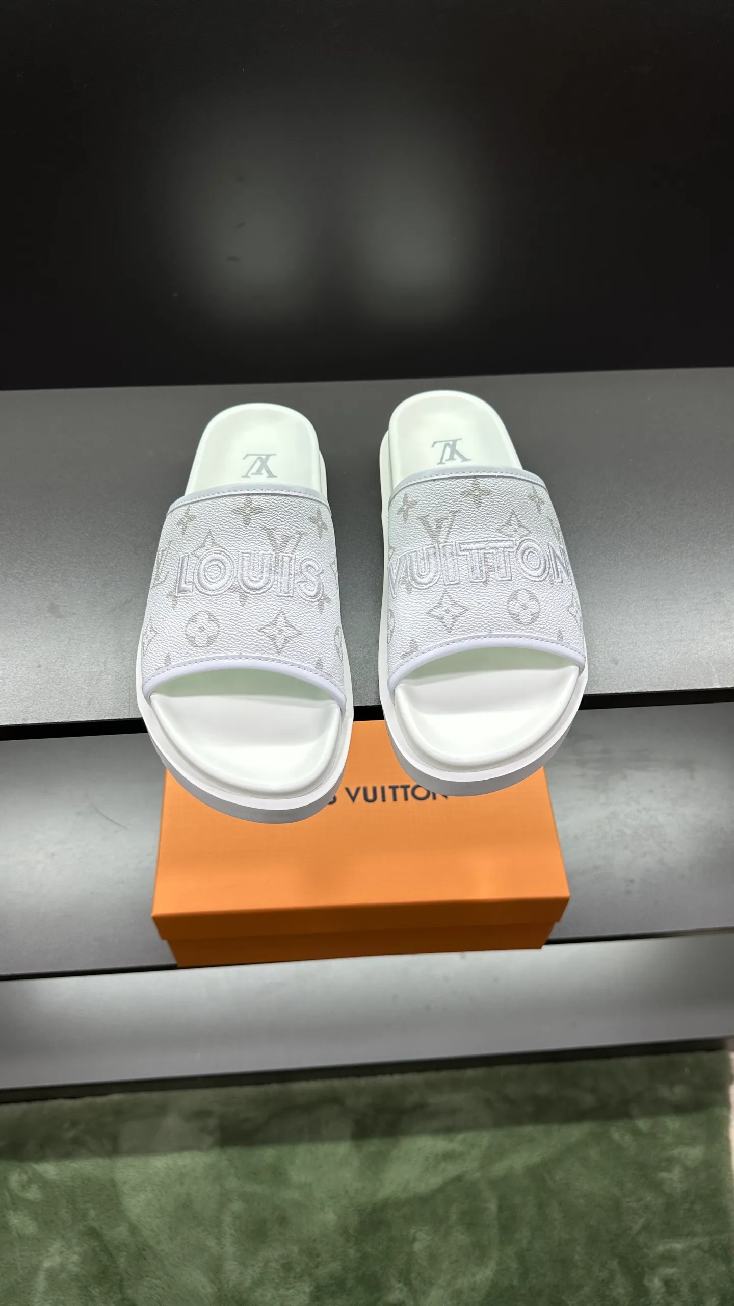 [L Home] P: 300💰Size: 38-45 Top purchasing lv men's summer slippers, classic presbyopia with soft real leather lining, unique color splicing effect, distinctive personality, fashionable and trendy essential style, light and comfortable. Lightweight and tough rubber insole, micro ridged foam outsole, super comfortable!
